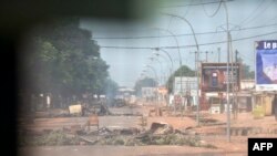 De l’intérieur d’un véhicule légèrement blindé, des barricades placées par les miliciens anti-balaka sont perceptibles aux approches de leur quartier général, Bangui, République Centrafricaine, le 19 février 2014.