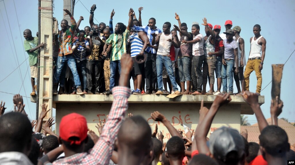 Des Guinéens protestent dans les rues après des manifestations meurtrières pour la grève des professeurs, à Conakry, le 21 février 2017.