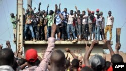 Des Guinéens protestent dans les rues après des manifestations meurtrières pour la grève des professeurs, à Conakry, le 21 février 2017.