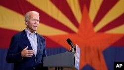 រូបឯកសារ៖ លោក Joe Biden ប្រធានាធិបតេ្យជាប់ឆ្នោត ថ្លែងនៅក្នុងកម្មវិធីធ្វើយុទ្ធនាការបោះឆ្នោតនៅទីក្រុង Phoenix រដ្ឋ Arizona កាលពីថ្ងៃទី ៨ ខែតុលា ឆ្នាំ២០២០។