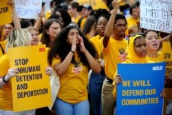 American Civil Liberties Union mengadakan unjuk rasa di Capitol Hill untuk menuntut tindakan untuk mengakhiri perpisahan keluarga, penahanan yang tidak manusiawi, dan deportasi, di Washington, AS, 25 Juli 2019. (Foto: REUTERS/Mary F. Calvert)