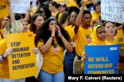 American Civil Liberties Union mengadakan unjuk rasa di Capitol Hill untuk menuntut tindakan untuk mengakhiri perpisahan keluarga, penahanan yang tidak manusiawi, dan deportasi, di Washington, AS, 25 Juli 2019. (Foto: REUTERS/Mary F. Calvert)