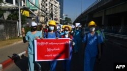ေဖေဖာ္၀ါရီ ၁၁ ရက္ေန႔က က်န္းမာေရး၀န္ထမ္းမ်ား ခ်ီတက္ဆႏၵျပ (Photo by Sai Aung Main / AFP)
