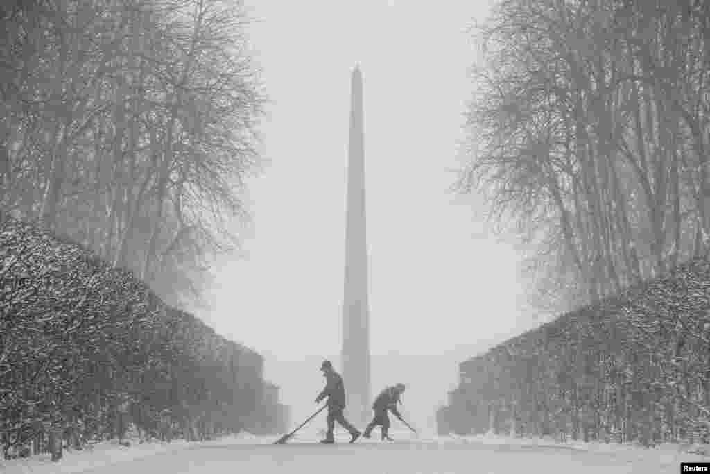 یوکرین کے شہر کیو میں&nbsp; برف باری سے بند ہونے والے ایک راستے سے برف ہٹائی جا رہی ہے۔