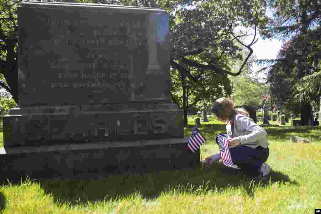 دوشنبه آخر ماه می میلادی روز مموریال یا یادبود کشته های جنگ در آمریکا است. این دختر جوان بر روی بنای متعلق به قربانیان جنگ جهانی اول، در نیویورک گلی می&zwnj;گذارد.&nbsp;