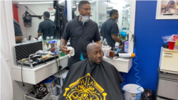 Rasa saling percaya antara klien dan pemangkas rambut jadi jembatan mengedukasi warga.