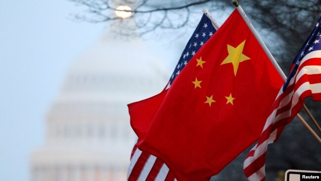 美中两国国旗在华盛顿街头飘扬,背景是美国国会大厦。(资料照片)