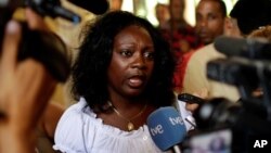 La líder de las Damas de Blanco, Berta Soler, habla con la prensa luego de reunirse con el cardenal.