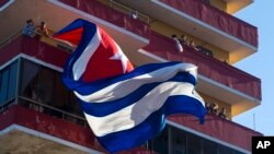 La cantante puertorriqueña Olga Tañón ofreció en diciembre un concierto gratuito para miles de cubanos en La Habana. Decenas de cubanos observaron la presentación desde los balcones de sus departamentos junto a la Embajada de EE.UU. en la capital cubana.