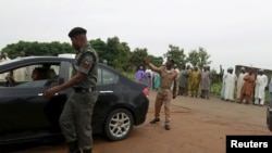 Pasukan keamanan Nigeria melakukan pemeriksaan kendaraan di ibukota Abuja (foto: dok). Abuja diguncang dua ledakan hari Jumat (2/10).