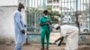 Une lycéenne du lycée Blaise Diagne se fait désinfecter les pieds le premier jour de son retour à l'école à Dakar le 25 juin 2020, après la fermeture des écoles début mars 2020 en raison de la pandémie de COVID-19 au Sénégal. (AFP/JOHN WESSELS)