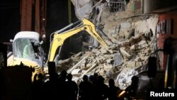 Sejumlah alat berat menyingkirkan puing-puing di sebuah gedung di permukiman Gemmayze yang hancur akibat ledakan hebat di kawasan pelabuhan di Beirut, Lebanon, 5 September 2020. (Foto: Reuters)