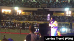 Alif Naaba un musicien burkinabè en prestation lors de la clôture du Fespaco 2019, à Ouagadougou, Burkina, 2 mars 2019. (VOA/Lamine Traoré)