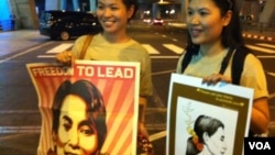 Supporters of Aung San Suu Kyi wait for her to arrive at Bangkok's airport, Thailand, May 29, 2012. (D. Schearf/VOA)