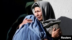 阿富汗婦女12月28日在喀布爾的一次自殺襲擊後后哀悼死難者