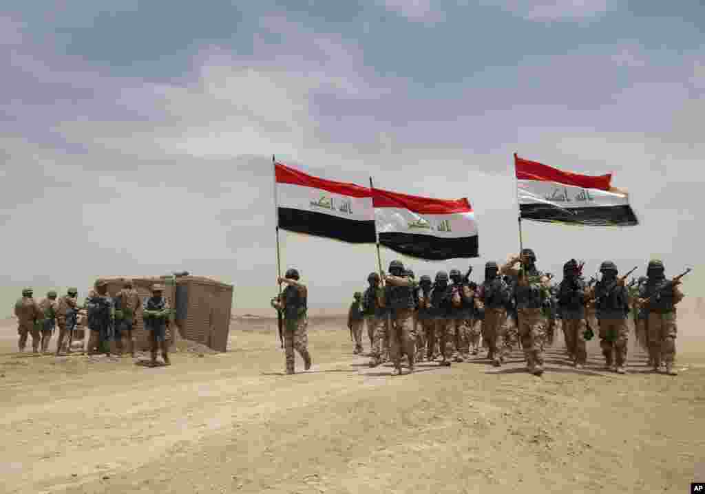 U.S. soldiers (left) participate in a training mission with Iraqi army soldiers outside Baghdad, May 27, 2015.&nbsp;