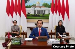 Presiden Joko Widodo didampingi Menlu Retno Marsudi dan Menkeu Sri Mulyani dalam KTT Luar Biasa G20 "Virtual", Kamis 26/3 (foto: Setpres RI).