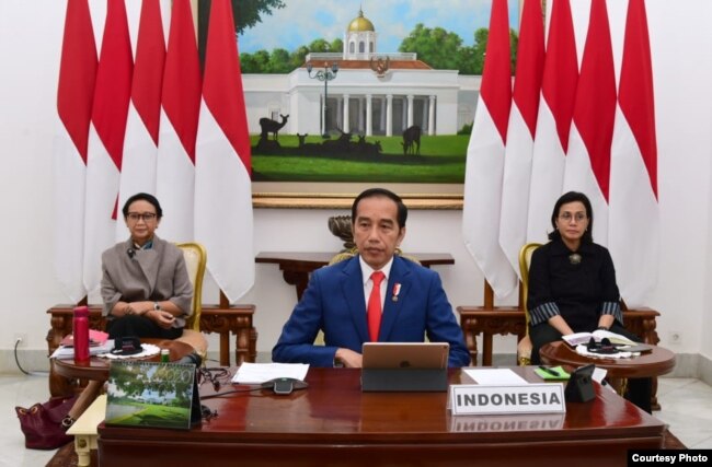 Presiden Joko Widodo didampingi Menlu Retno Marsudi dan Menkeu Sri Mulyani dalam KTT Luar Biasa G20 "Virtual", Kamis 26/3 (foto: Setpres RI).