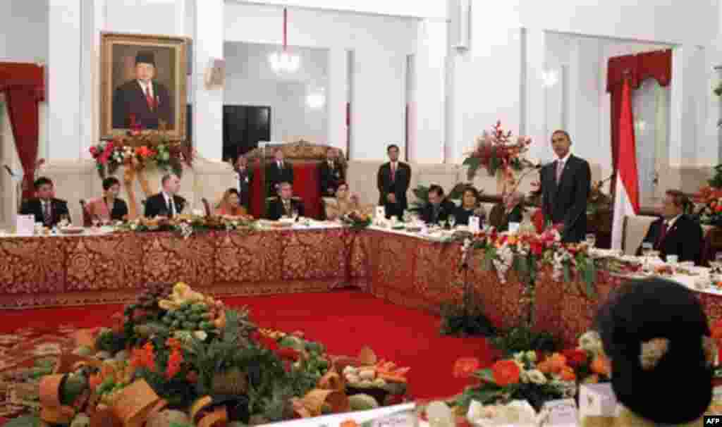 President Barack Obama speaks before offering a toast at the state dinner hosted by President Susilo Bambang Yudhoyono, right, at the Istana Negara in Jakarta, Indonesia, Tuesday, Nov. 9, 2010. (AP Photo/Charles Dharapak)