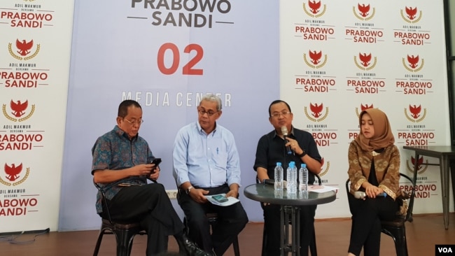 (ki-ka): Said Didu, Nicholay Aprilindo, Priyo Budi Santoso, Moderator, dalam konferensi pers, di Prabowo-Sandi Media Center, Jakarta, Senin (17/6). (foto: VOA/Ghita).