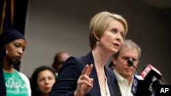 Cynthia Nixon, candidate au poste de gouverneur de New York, lors d’une conférence de presse le 26 mars 2018 à Albany, New York.