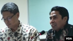 Kepala Pusat Meteorologi Publik BMKG, Prabowo (kiri) dan Deputi Klimatologi BMKG, Widada Sulistya dalam jumpa pers di Jakarta, 10/1/2014 (Foto: VOA/ Iris Gera).