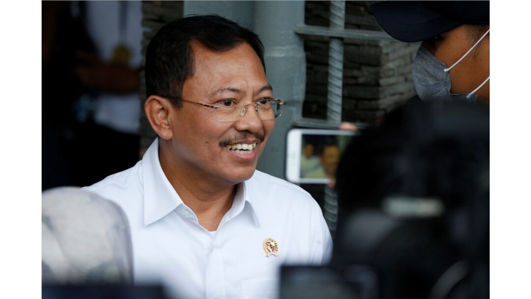Dokter Terawan Agus Putranto (saat masih menjabat sebagai Menkes RI) memberikan keterangan kepada pers di bandara Halim Perdanakusuma. (Foto: dok).