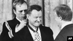 Zbignjev Bžežinski (us redini) prima Medalju slobode od predsednika Džimija Kartera na ceremoniji u Beloj kući 17. januara 1981.