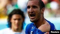 Italy's Giorgio Chiellini shows his shoulder, claiming he was bitten by Uruguay's Luis Suarez, during their 2014 World Cup Group D soccer match at the Dunas arena in Natal June 24, 2014. 
