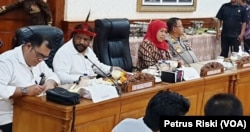 Gubernur Jawa Timur Khofifah Indar Parawansa bersama Staf Khusus Presiden untuk Papua Lenis Kagoyo, menyampaikan rencana peningkatan kerja sama antara Jawa Timur dan Papua dan Papua, Surabaya, Jawa Timur, Selasa, 20 Agustus 2019. (Foto: Petrus Riski/VOA)