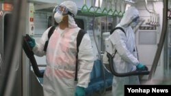 지난 5일 서울시의 한 지하철 차량기지에서 방역업체 직원들이 메르스 예방 대책의 하나로 살균소독 및 방역작업을 하고 있다.