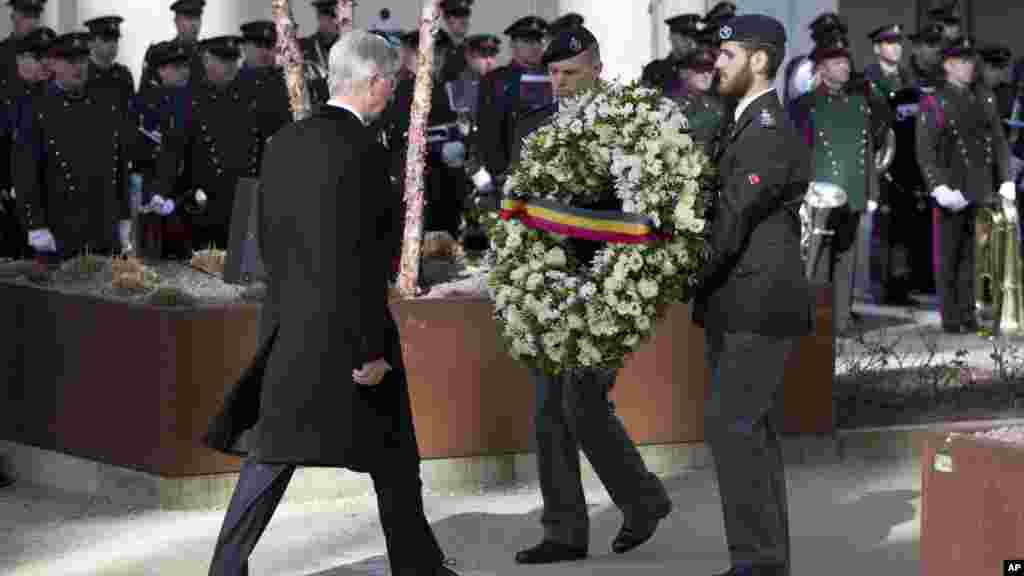 Le Roi Philippe se prépare à déposer une couronne sur un monument, pour les victimes de l&#39;attaque à Bruxelles le 22 mars 2017.