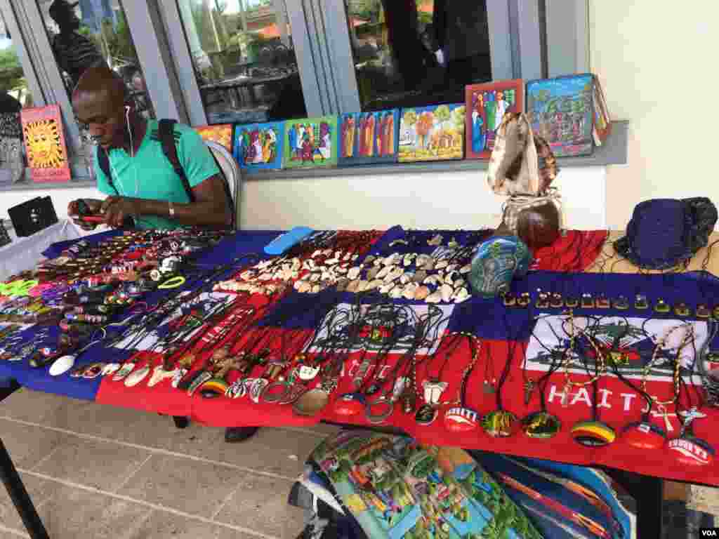 Vendor sells souvenirs on street of Port-au-Prince ahead of Jovenel Moise's inauguration. (Photo: VOA Creole Service)