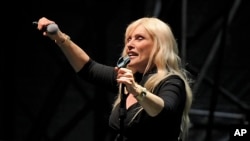 ARCHIVO - Debbie Harry, de "Blondie" durante una presentación en Hyde Park, Londres, septiembre 2017. 