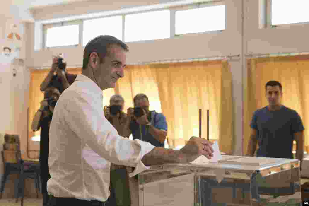 رهبر اپوزیسیون یونان رای خود را در انتخابات شهرداری ها و مقامات محلی به صندوق انداخت.&nbsp;