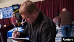 미국 노스 다코타 주 윌슨 시의 취업박람회에서 구직자가 서류를 작성하고 있다. (자료사진)