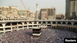 Les pèlerins musulmans entourent la Kaaba à la grande mosquée de La Mecque, en Arabie Saoudite, le 8 septembre 2016.