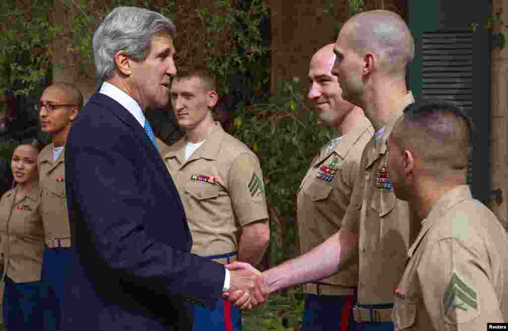 Menteri Luar Negeri John Kerry menyapa para anggota marinir AS sebelum berbicara dengan para pekerja urusan luar negeri pada kunjungan ke Konsulat Jenderal AS di Yerusalem (8/4).