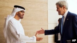 John Kerry est accueilli à Abou Dhabi par le prince Mohammed ben Zayed Al-Nahyane, 23 nov. 2015. (AP Photo/Jacquelyn Martin)