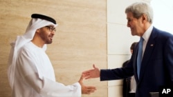 El secretario de Estado, John Kerry, saluda al príncipe coronado Sheikh Mohammed Bin Zayed al Nahyan en el palacio de Mina en Abu Dabi, Emiratos Árabes Unidos.