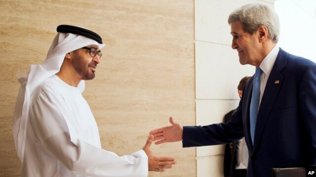 El secretario de Estado, John Kerry, saluda al príncipe coronado Sheikh Mohammed Bin Zayed al Nahyan en el palacio de Mina en Abu Dabi, Emiratos Árabes Unidos.
