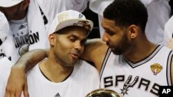 Tony Parker de San Antonio Spurs, à gauche, et l'attaquant Tim Duncan célèbrent la victoire de leur équipe au match 5 de la finale NBA de basket-ball à San Antonio. (AP Photo / David J. Phillip, File) 