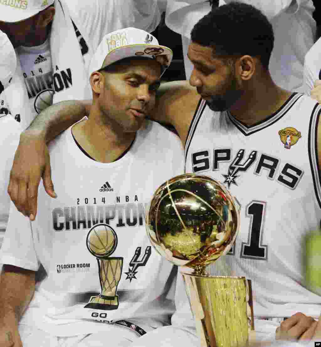 Tony Parker,et Tim Duncan célébrent leur titre après avoir remporté le championnat NBA en 2014.