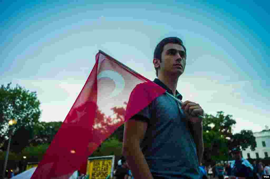 土耳其裔民众走上街头在白宫门前举行示威游行抗议土耳其军方政变，支持土耳其总统埃尔多安(美国之音常晓拍摄)