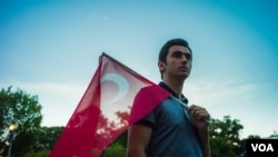 土耳其裔民众白宫抗议军方发动政变