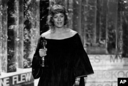 FILE - Vanessa Redgrave holds the Oscar she won as best supporting actress for her role in the motion picture "Julia," during her acceptance speech, at the Academy Awards show in Los Angeles, April 3, 1978.