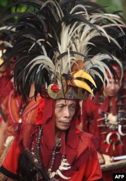 A tribesman from Indonesia's Sulawesi island, clad in traditional hornbill headgear, participates in a gathering for indigenous communities in Tanjung Gusta, North Sumatra, March 17, 2017. The congress of indigenous leaders in Tanjung Gusta comes at crucial time for Indonesian tribespeople, as they push the government to move faster to protect their ancestral homelands.