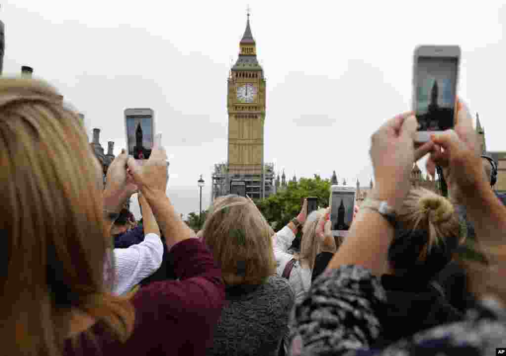  ساعت پرآوازه &laquo;بیگ بن&raquo; در بالای کاخ وستمینستر، ساختمان پارلمان بریتانیا در لندن قرار است برای چهارسال تعمیر شود، آخرین عکس ها را از آن می گیرند.