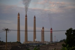 Asap mengepul dari cerobong PLTU Suralaya di Cilegon, 21 September 2021. (Foto: AFP/Bay Ismoyo)