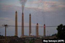 Asap mengepul dari cerobong PLTU Suralaya di Cilegon, 21 September 2021. (Foto: AFP/Bay Ismoyo)